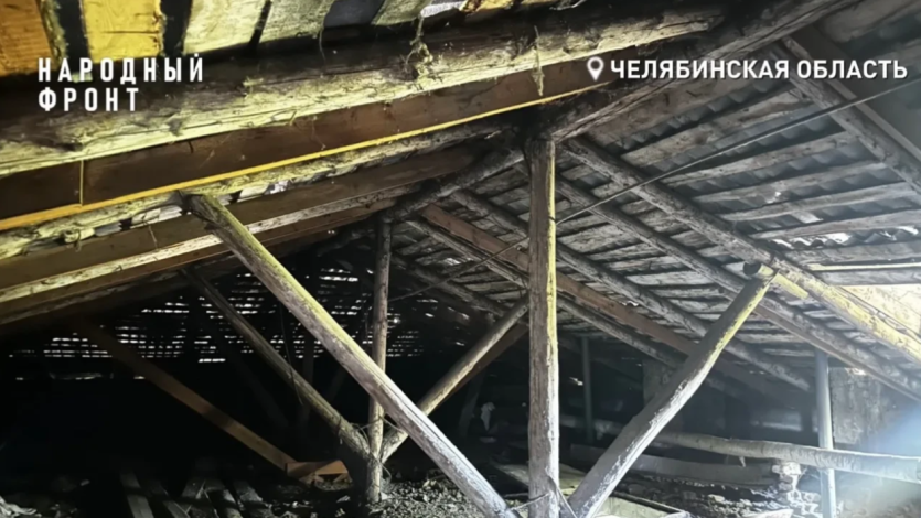 Фото В Челябинске отремонтировали крышу дома, которую до этого «починили» баннером