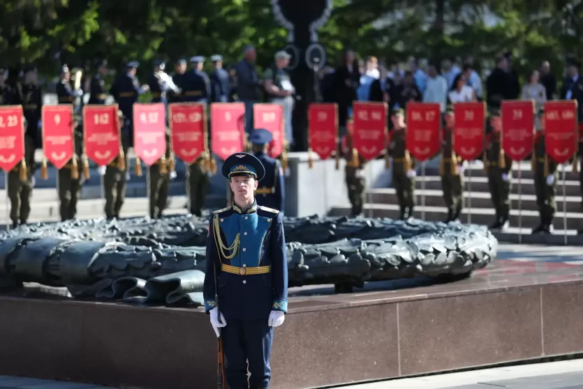 Фото Челябинск почтил память героев Великой Отечественной войны у Вечного огня