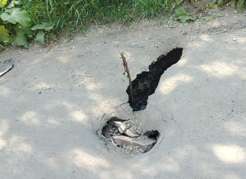 Фото В Челябинске провалился асфальт на Цинковой 