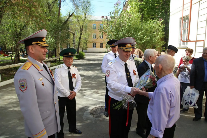 Фото Парад у дома: челябинские полицейские поздравили ветеранов с Днём Победы