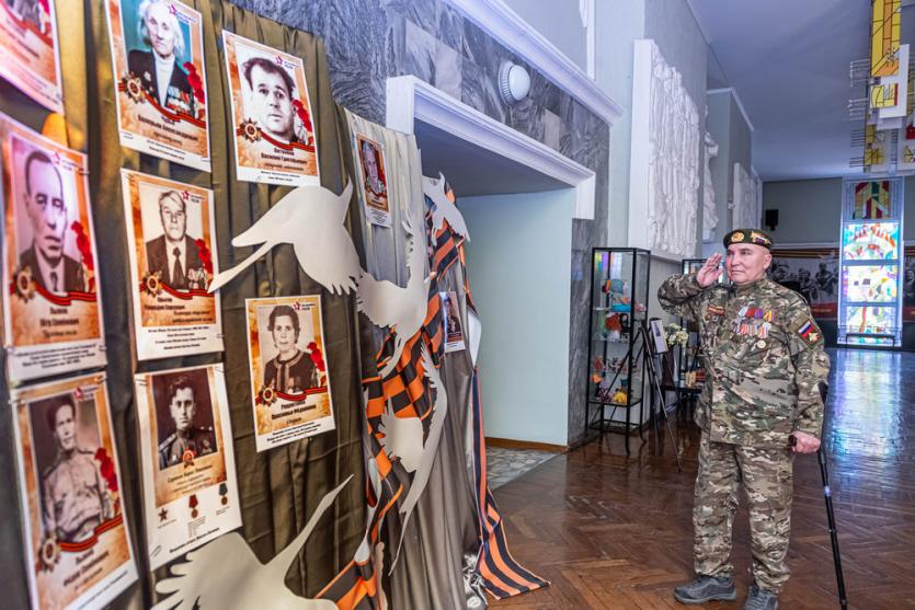 Фото Златоустовский «Омнибус» в одном строю Бессмертного полка