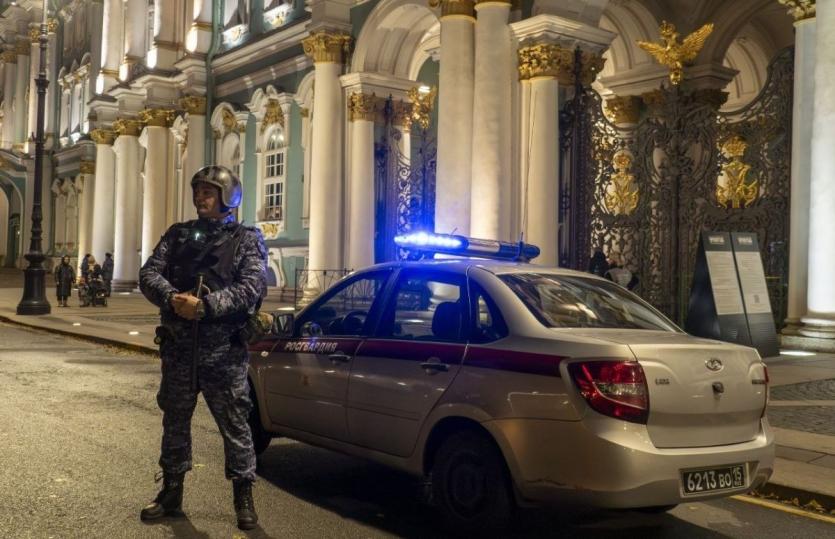 Фото В Санкт-Петербурге задержан мужчина, севший на Большой императорский трон в Эрмитаже