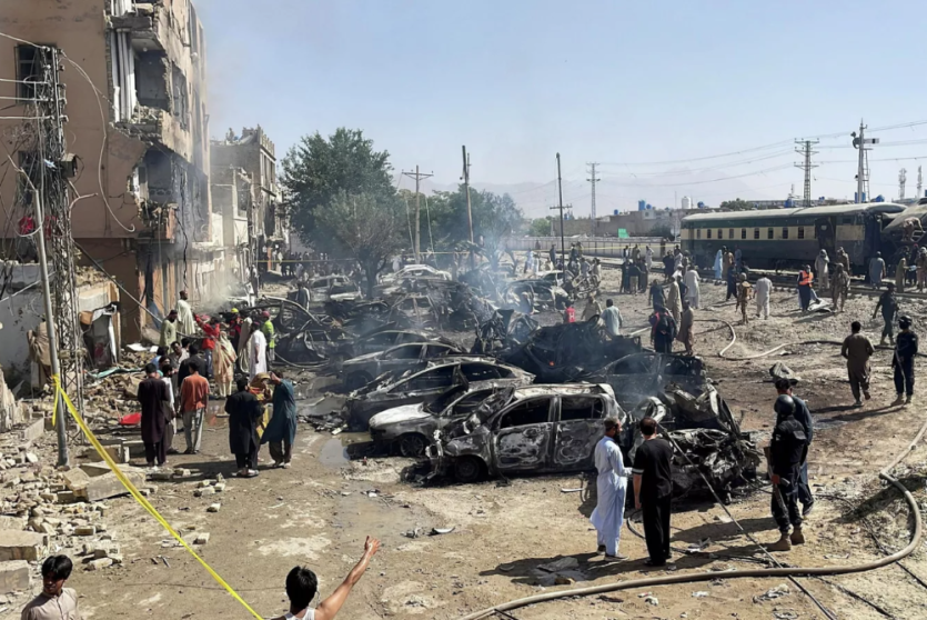 Фото В Пакистане число погибших при взрыве у поезда достигло 23 человек