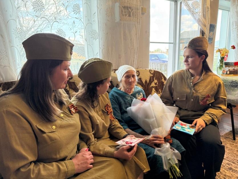 Фото Волонтёры-заводчане Верхнего Уфалея сердечно поздравляют ветеранов с Днём Победы