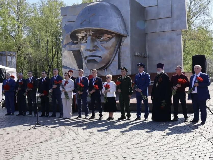 Фото В честь 81-й годовщины Победы прокуроры Тракторозаводского района возложили цветы к мемориалу