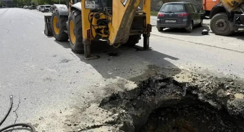 Фото В Челябинске рядом с миндортрансом провалился асфальт, движение ограничено