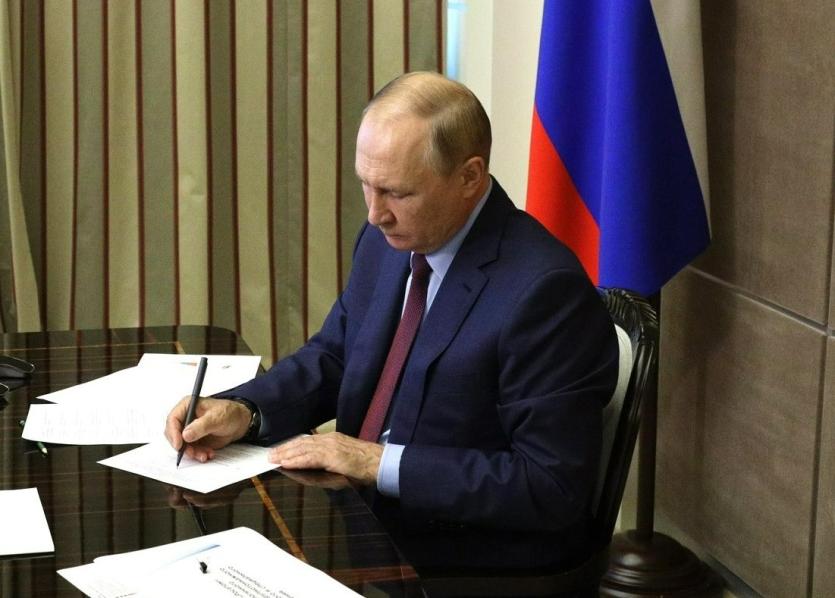 Фото Путин подписал закон об использовании армии для защиты преследуемых за рубежом россиян