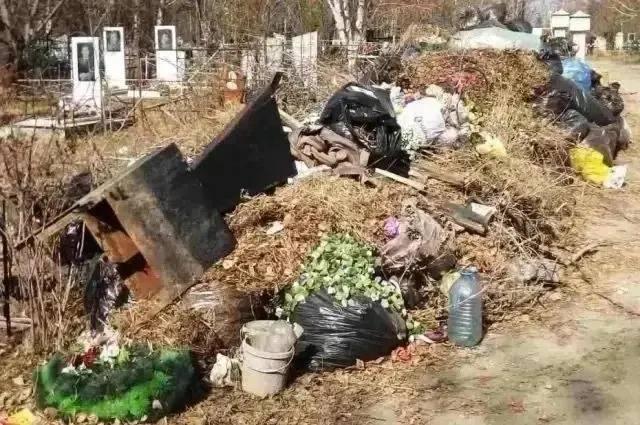 Фото В Копейске на кладбище обнаружили свалку 