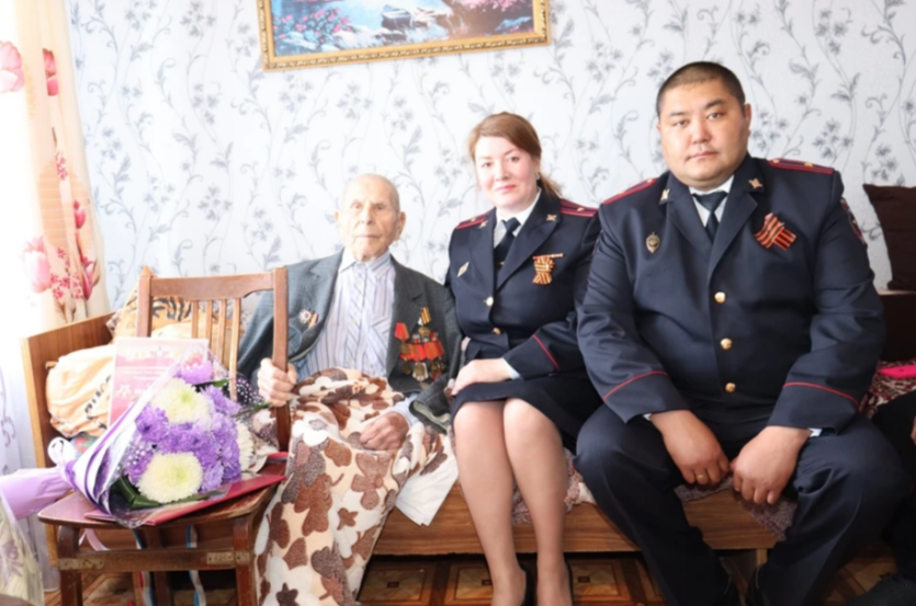 Фото Чесменские полицейские и общественники поздравили с Днем Победы ветерана войны Ивана Алексеева