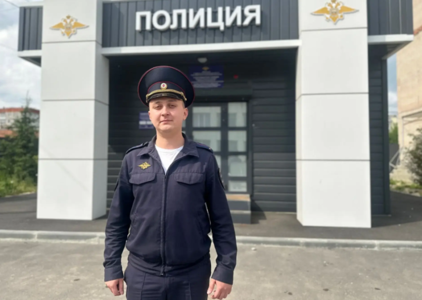 Фото В селе Миасском участковый вынес документы из горящего дома и отбуксировал автомобиль на безопасное расстояние