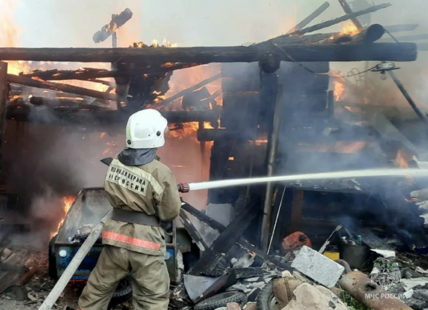 Фото В Каслях пожарные боролись с возгоранием на площади 73 квадратных метра