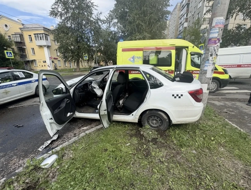 Фото Три пассажира «Гранты», включая маленькую девочку, получили травмы в аварии на улице Мира в Челябинске 