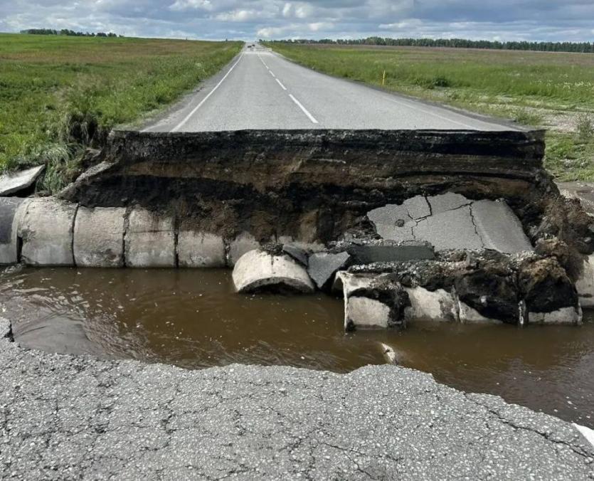 Фото В Миасском городском округе размыло дорогу, движение закрыто