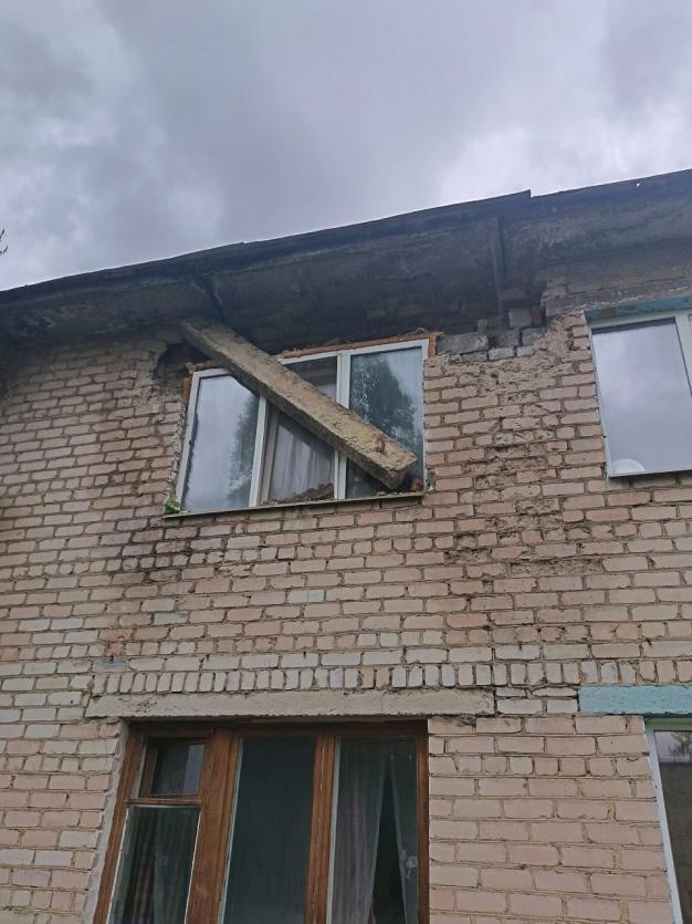 Фото В Аше после обрушения стены жилого дома окно перекрыла бетонная балка