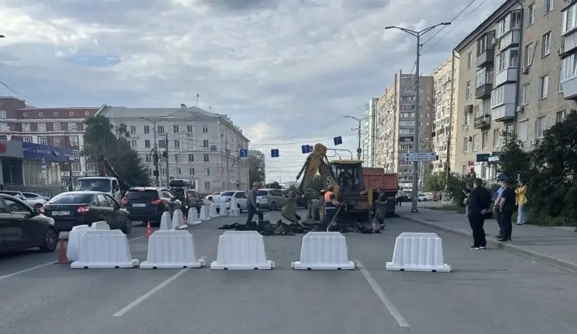 Фото На Российской в центре Челябинска провалился асфальт