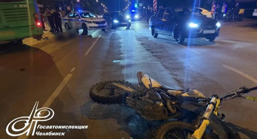 Фото В Челябинске в столкновении с автобусом погиб водитель питбайка