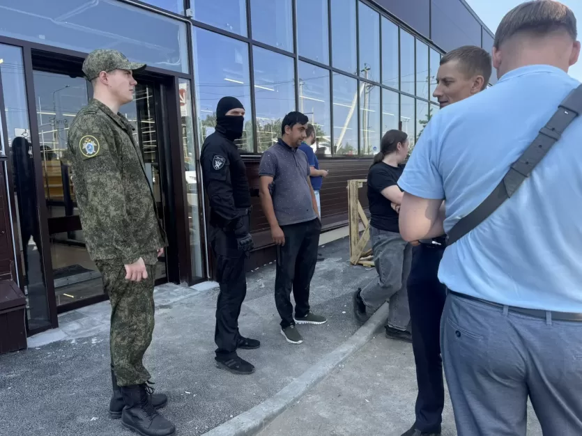 Фото В посёлке Западный силовики выявляли нарушителей правил воинского учёта 