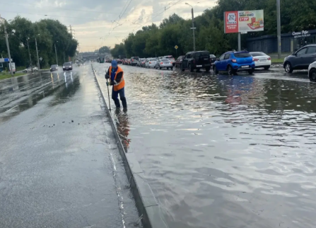 Фото В Челябинске борются с последствиями ливня