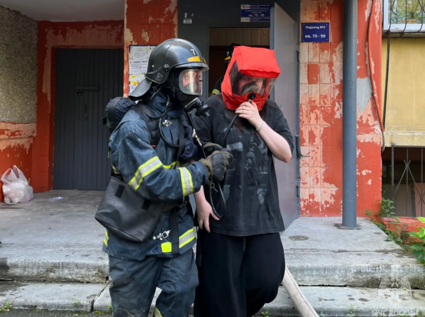 Фото В Челябинске на пожаре спасли восемь человек