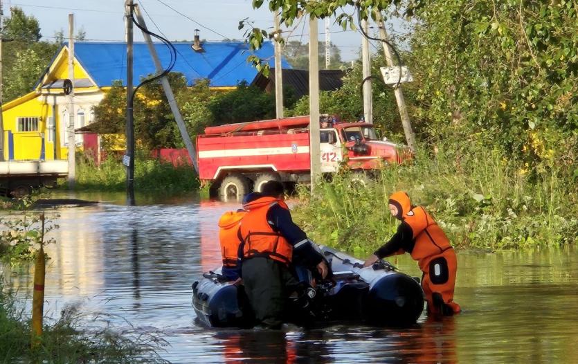 Фото В Верхнем Уфалее из-за подтопления энергообъектов временно отключили электричество