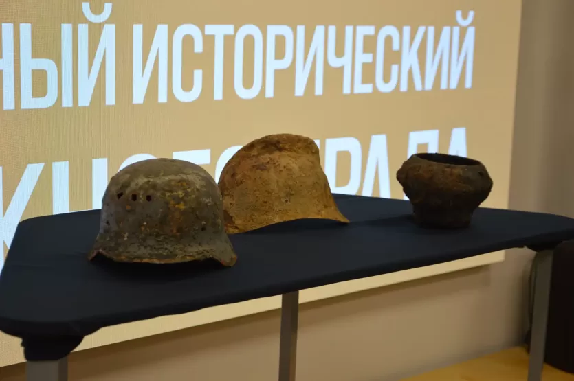 Фото  Что скрывал Миасс?  На дне реки в Челябинске нашли немецкую каску и старинный горшок