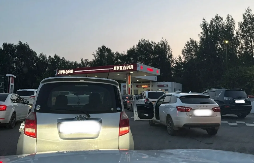 Фото   Жители Челябинской области жалуются на дефицит бензина и просят стабилизировать ситуацию