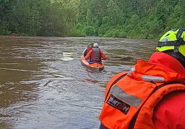 Фото Спасение на реке Ай: златоустовские спасатели 16 часов вызволяли из водного плена смоленских туристов