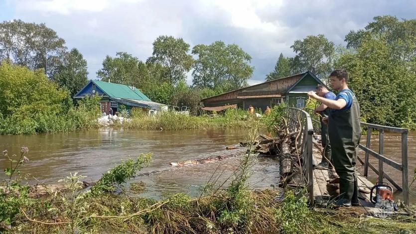 Фото Верхний Уфалей все еще во власти большой воды, но ситуация улучшается