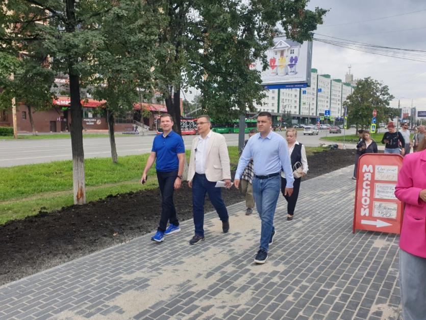 Фото Сергей Буяков осмотрел объекты благоустройства в Курчатовском районе и пообщался с местными жителями