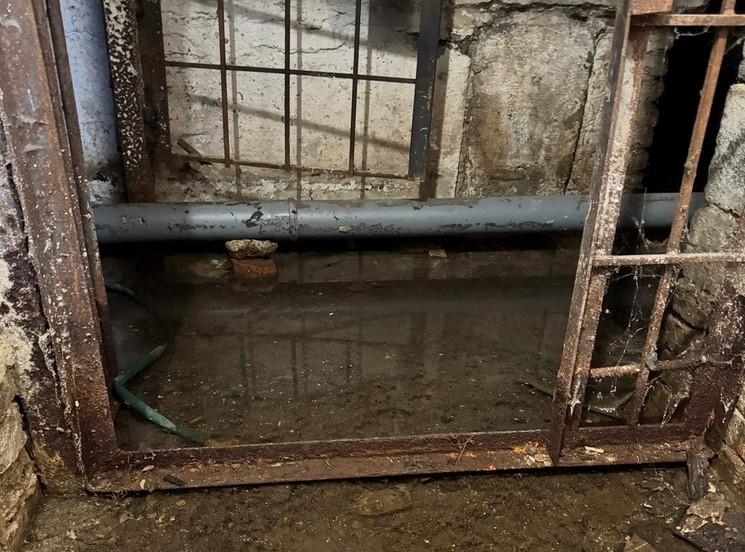 Фото Суровый Челябинск: вода стекает по проводам, но аварийное расселение планируется лишь в 2038 году