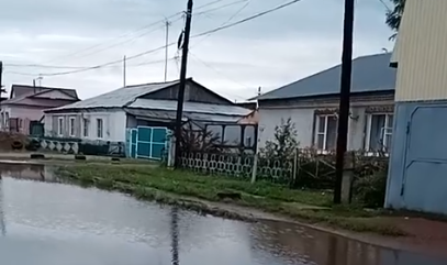 Фото  В Верхнеуральске затопило улицу, жители просят помощи