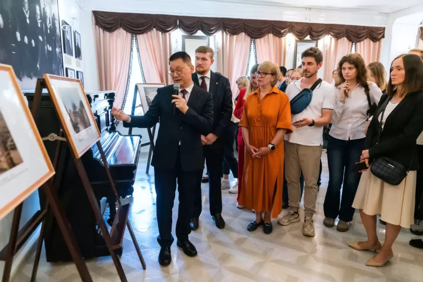 Фото Генконсул КНР Ло Шисюн открыл в Челябинске выставку о достижениях Поднебесной