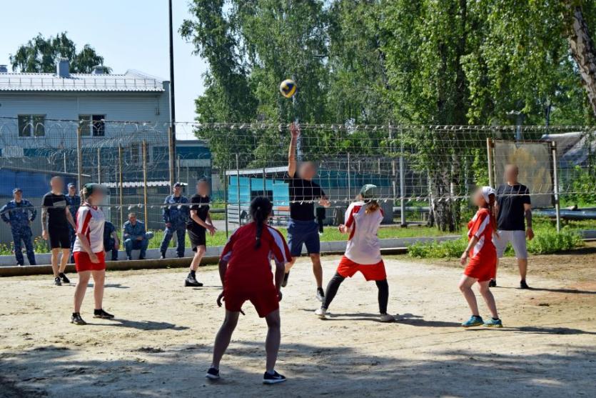 Фото Спорт за колючей проволокой: осужденные из Копейска и Челябинска сразились в волейбольном и шахматном турнирах