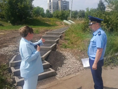 Фото В Магнитогорске прокуратура оценила ход ремонтных работ в школах