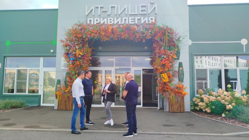 Фото Новые возможности – детям: Сергей Буяков посетил IT–лицей и детскую поликлинику в микрорайонах Челябинска