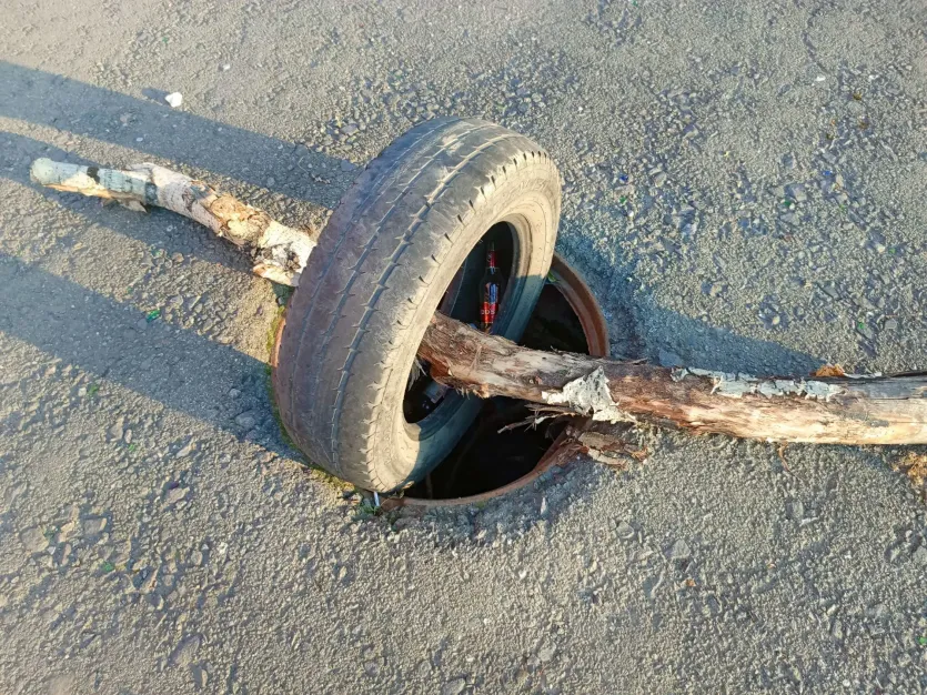Фото Суровый Челябинск: люк на автовокзале закрыли собой шина и бревно