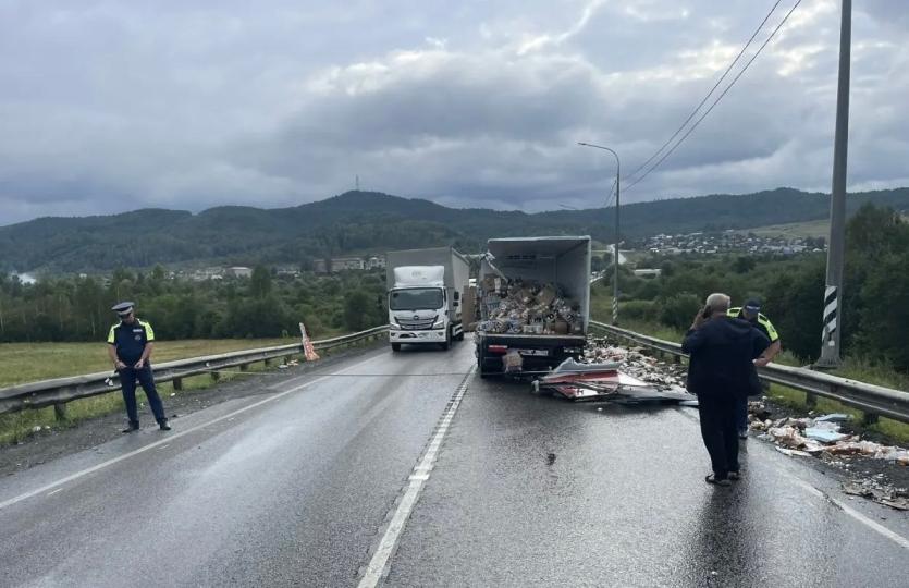 Фото Два человека пострадали в результате столкновения трех фур на М-5 в Челябинской области 