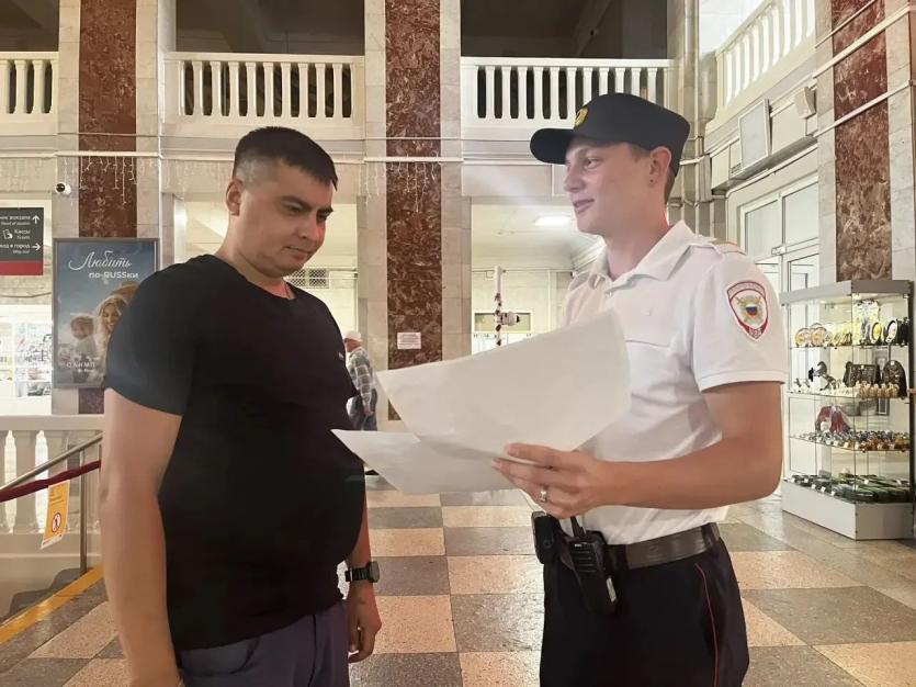 Фото Челябинские полицейские проводят акцию по работе с мигрантами