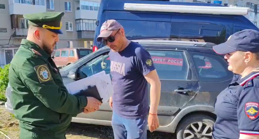 Фото Получил паспорт — встань на учёт: военные следователи проверили в Чебаркуле новых граждан РФ