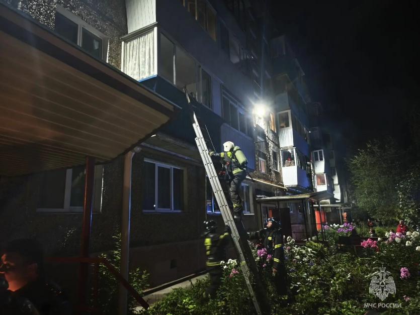 Фото Пожар в Златоусте: сотрудники МЧС спасли 8 человек