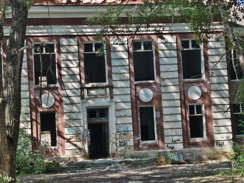 Фото Бывшая больница в Копейске несёт угрозу безопасности детей и мешает людям спать