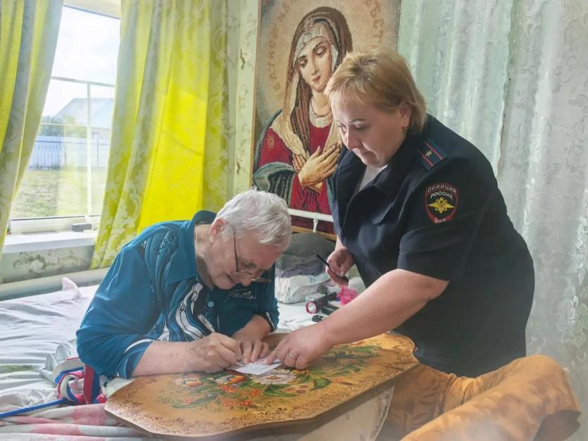Фото Сотрудники ОМВД помогли пенсионерке из Заречья с получением гражданства