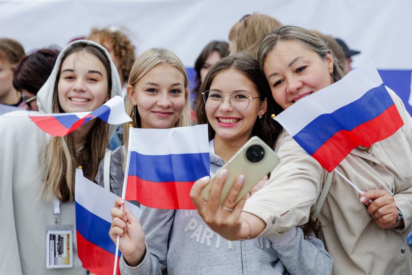 Фото Музыкальная программа и первый паспорт: в Челябинске пройдёт День флага