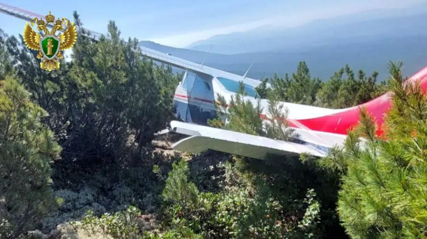 Фото Кадры с места жесткой посадки самолёта Cessna 182 в Иркутской области и эвакуации экипажа 