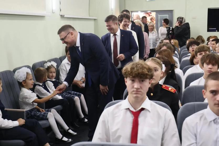 Фото Алексей Текслер поздравил учеников школы № 68 с началом учебного года