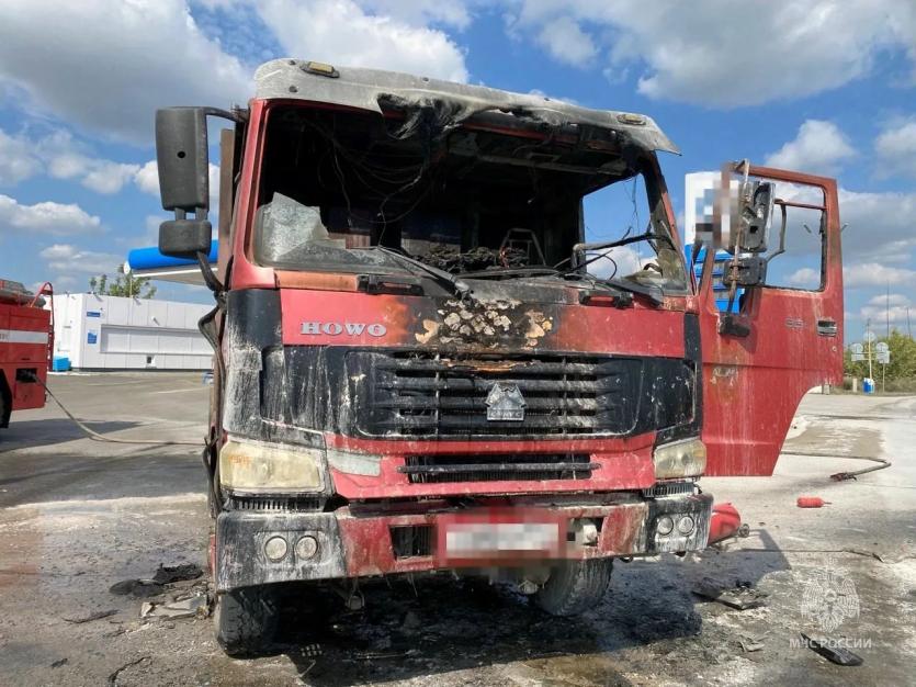 Фото В Троицком округе во время движения загорелся грузовик