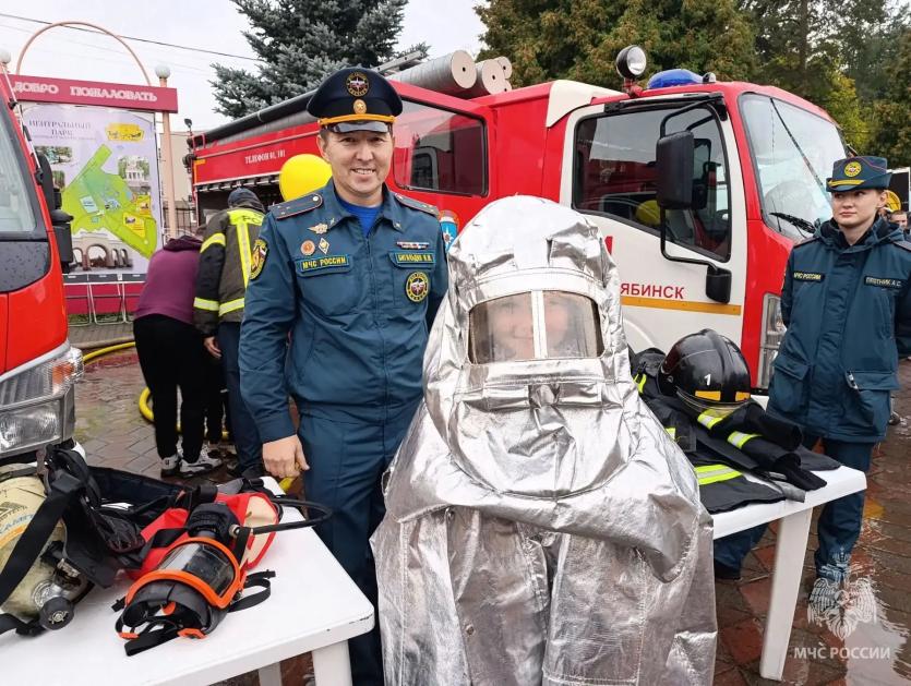 Фото Площадка пожарных в парке Гагарина стала одной из самых ярких на параде профессий