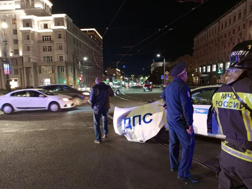 Фото В центре Челябинска машина ДПС попала в ДТП, пострадал полицейский 