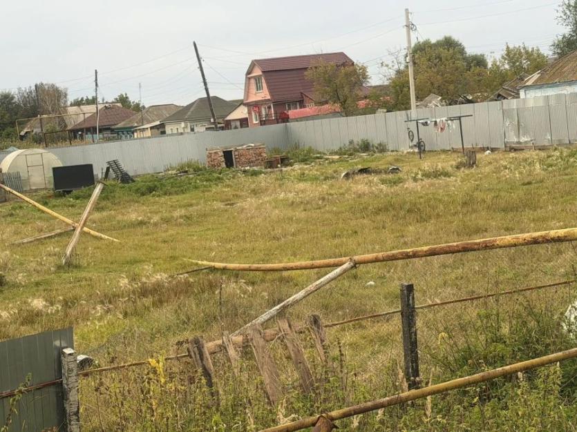 Фото В частном секторе посёлка Пионерской упала газовая труба, жители ждут беды