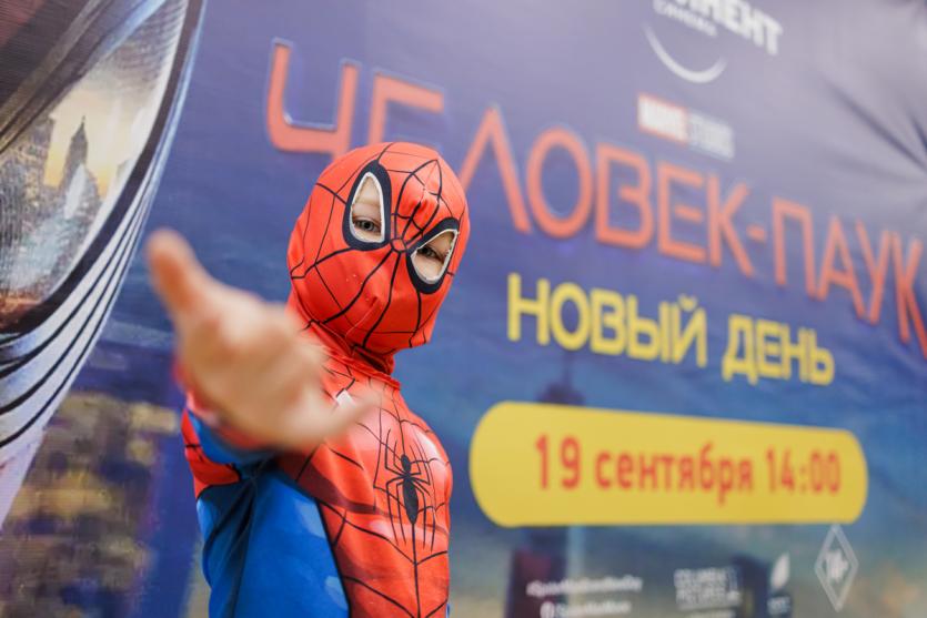 Фото В Карабаше показали «Человека-паука» на уникальном экране и вживую услышали голос главного героя